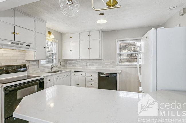 Building Photo - College Hill Gem!