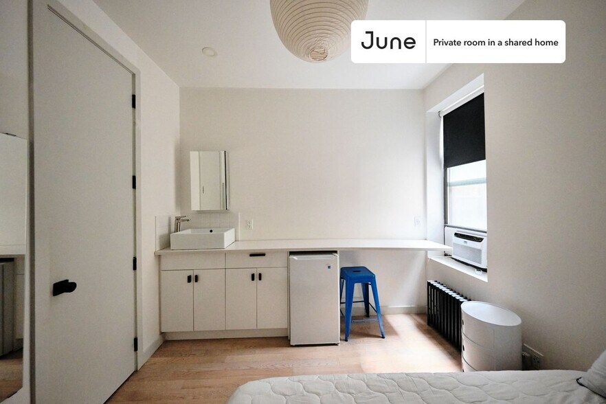 Building Photo - Room in Shared 3 bed/3 bath home
