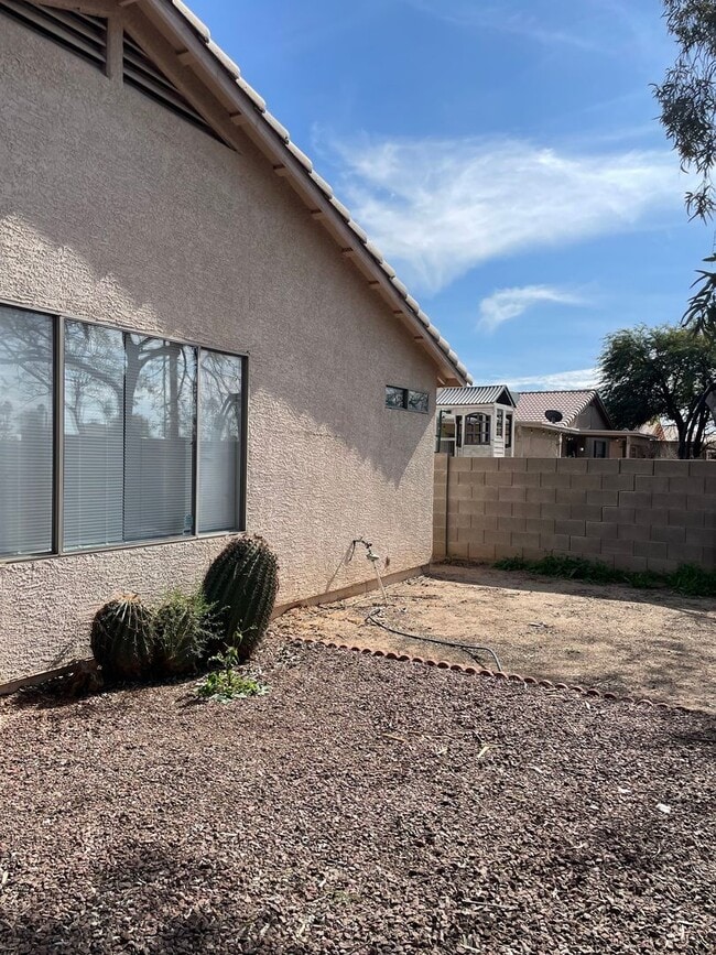 Building Photo - Large 3 Bedroom! Master Bedroom w/ Sitting Room!