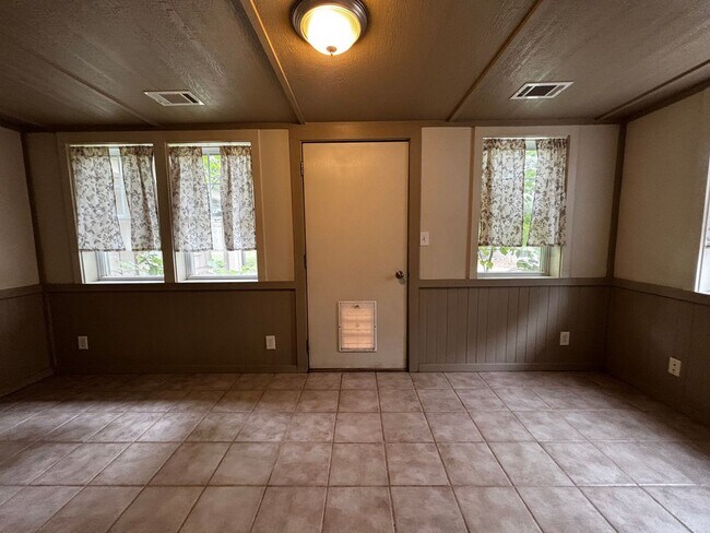 Building Photo - Brookside Charmer on secluded dead end street, just a 2 minute distance to restaurants, shopping ...