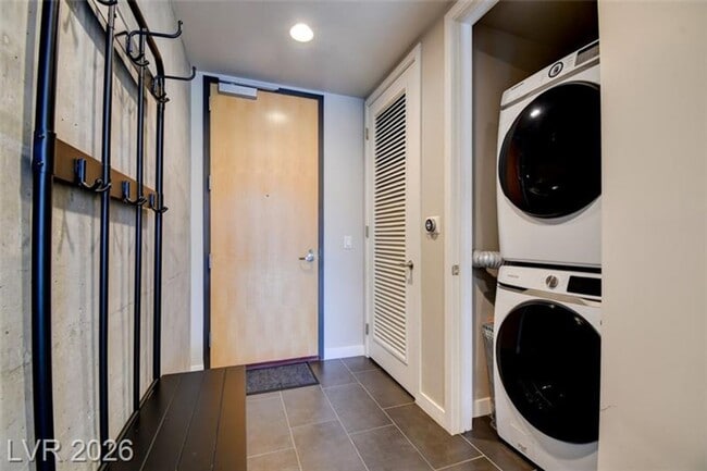 Building Photo - Gorgeous Views! Fully Furnished Modern loft-style