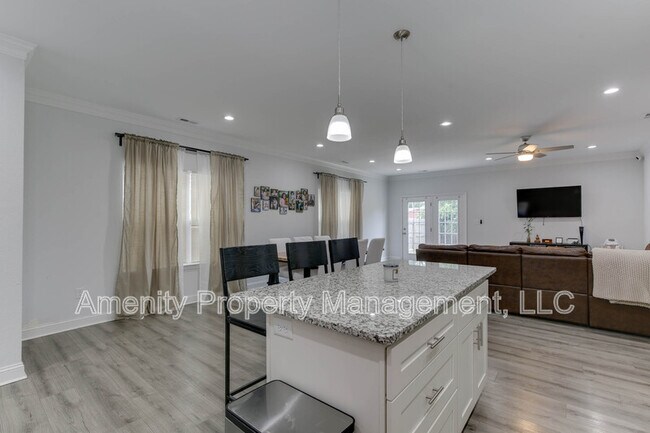 Building Photo - 614 Rolfe St