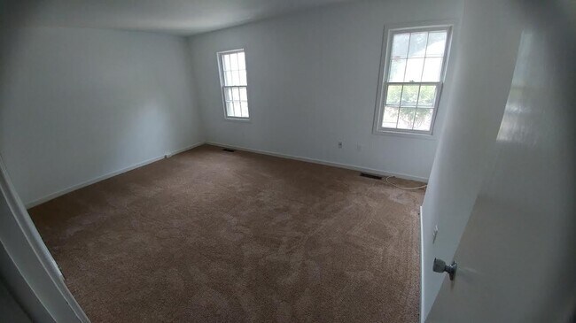 Building Photo - 2 BR / 2.5 BA Condo on Forest Hill. Pets C...