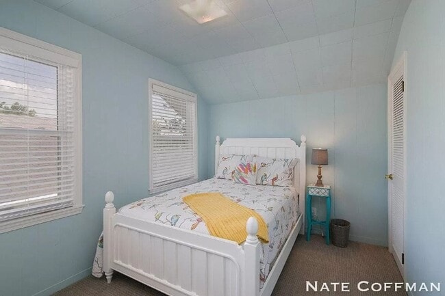 Building Photo - Lakefront 4 bed 2 bath home