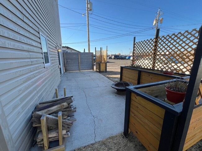 Building Photo - Industrial Style 3 Bedroom Home AVAILABLE JUNE!!!