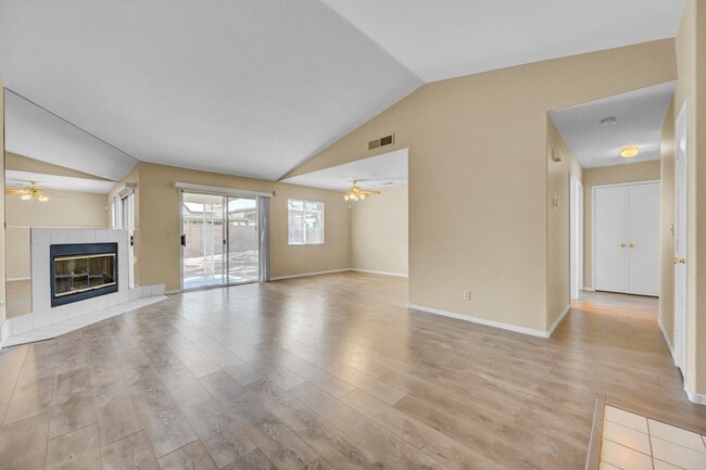 Building Photo - N Las Vegas Single Family Home - New Paint and LVP Flooring