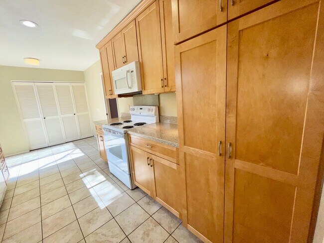 Building Photo - Desirable 3/2 San Antonio Village Condo