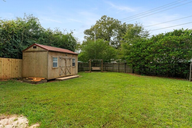 Building Photo - Large family home in Leeds!