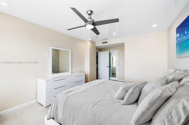 Building Photo - 3111 N Ocean Dr