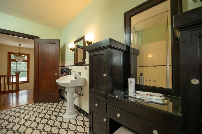 Building Photo - WONDERFUL HISTORIC 5 BED 3 BATH PROPERTY WITH CARRIAGE HOUSE