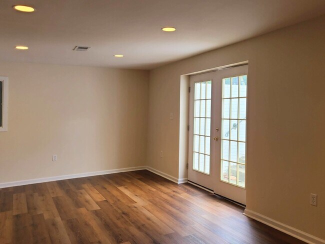 Building Photo - Hampton Oaks 4 BR Colonial with 1st Floor ...