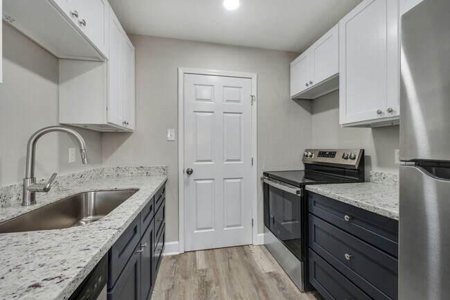 Building Photo - 1005 Summer Ct Cir