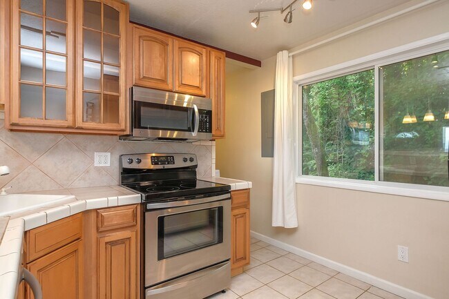 Building Photo - Updated 2 Bedroom, 1 Bathroom Condominium With Stunning Views.