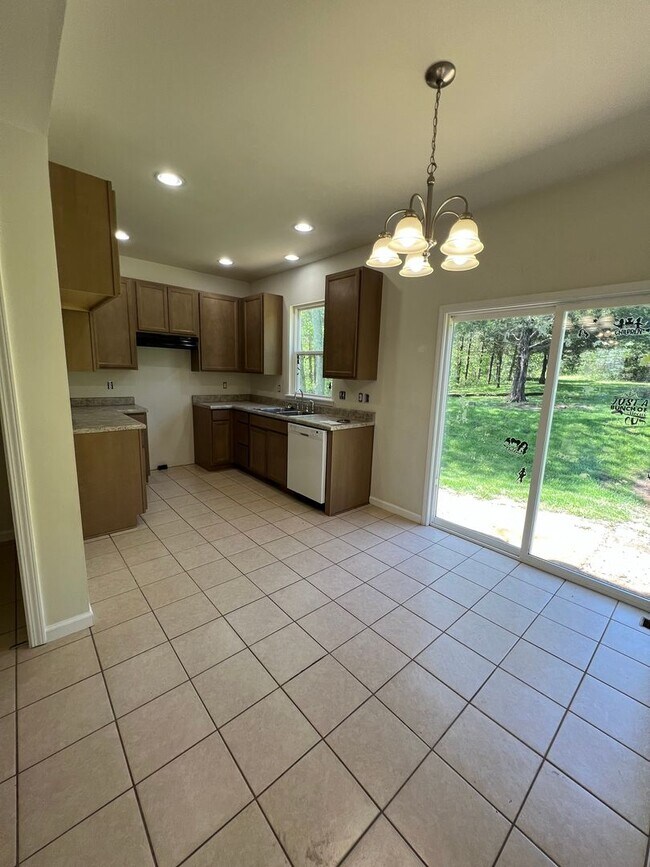 Building Photo - 3 bed, 2 bath, 2 car garage Home on 5 Acres