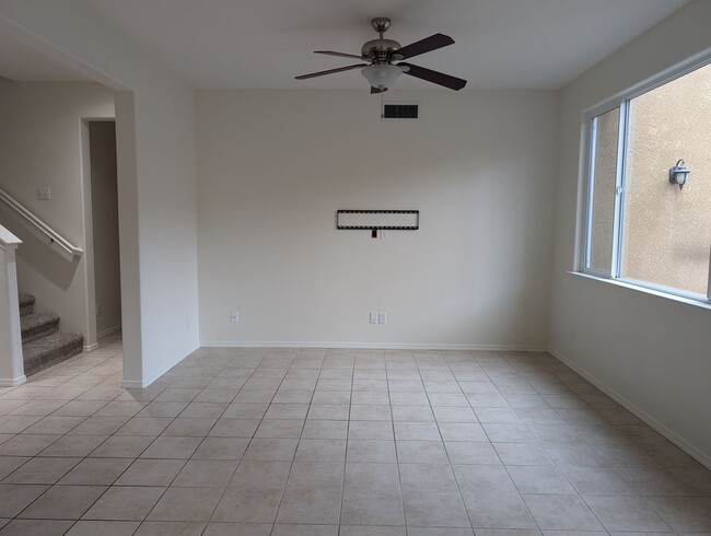 Building Photo - 3 bedroom 3 bathroom home located in the H...