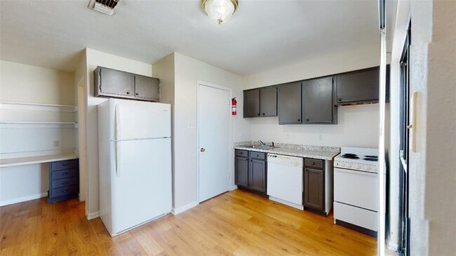 Building Photo - 725 Peppertree Dr