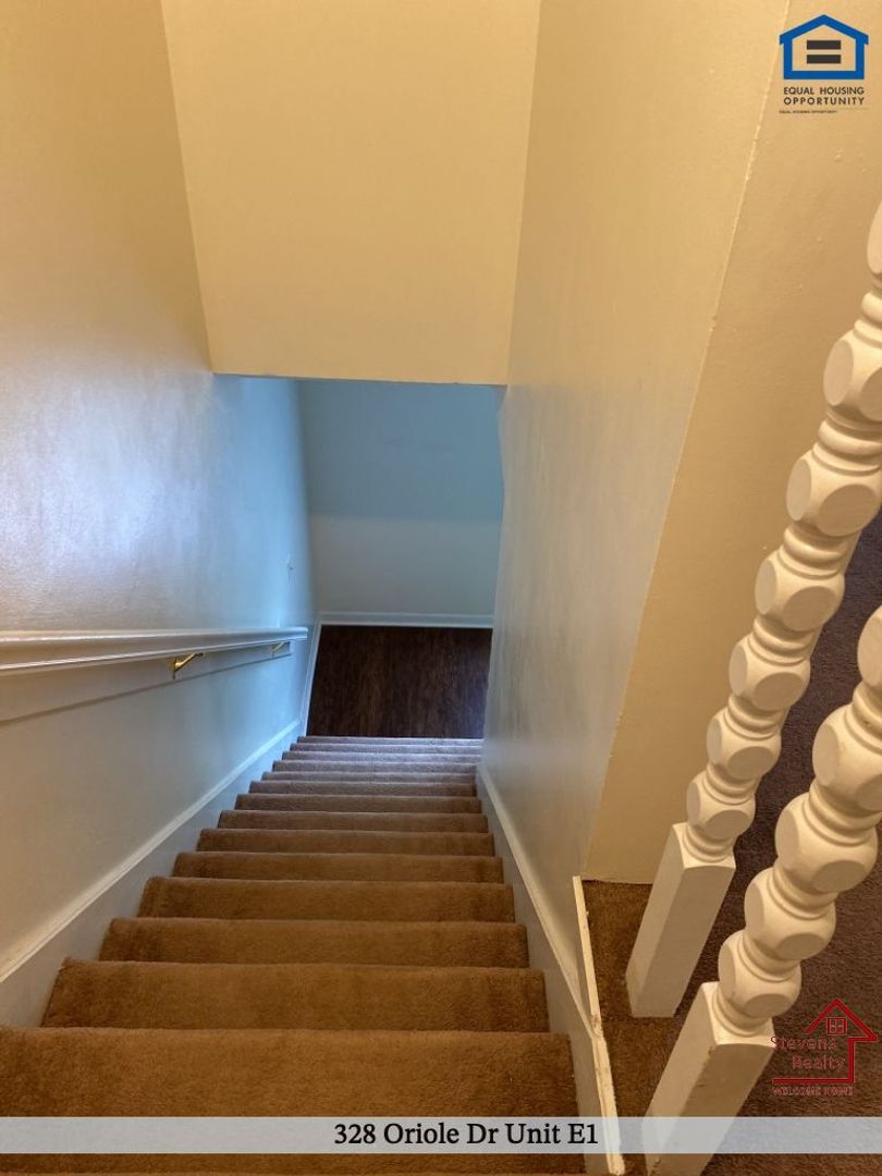 Building Photo - 328 Oriole Dr