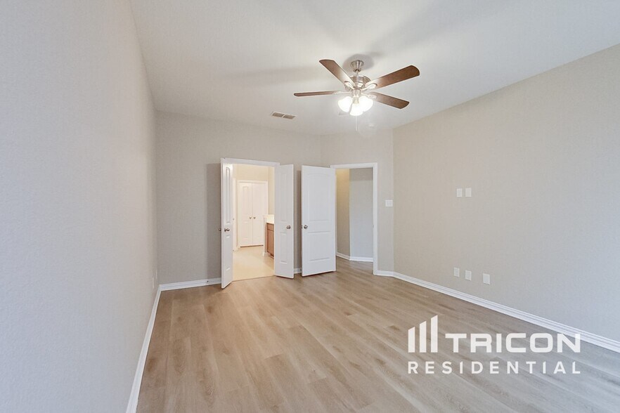 Building Photo - 8757 Royalwood Dr