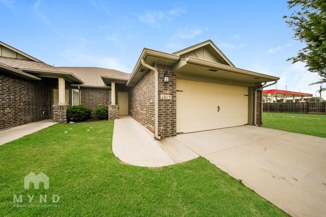 Building Photo - 1019 Merlin Dr