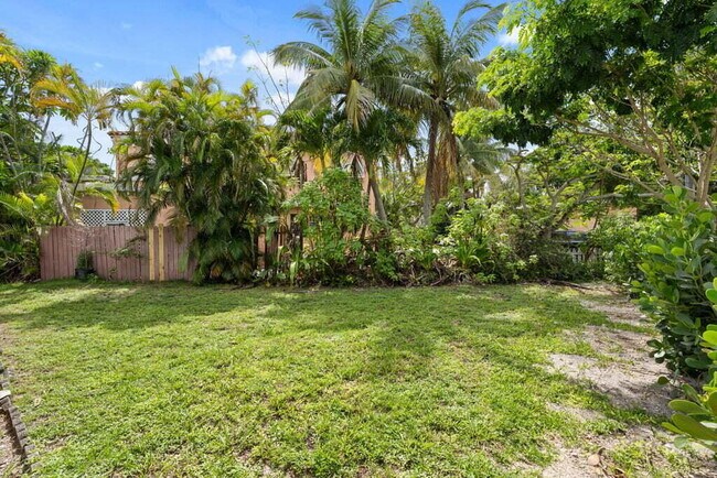 Building Photo - 121 S Lake Dr