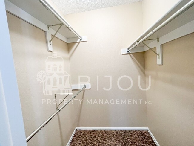 Building Photo - Beautiful 2 Bed, 2 Bath