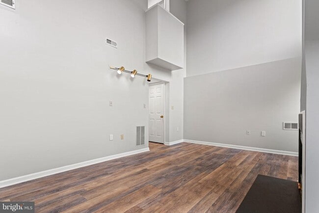 Building Photo - 6608 Beach Dr