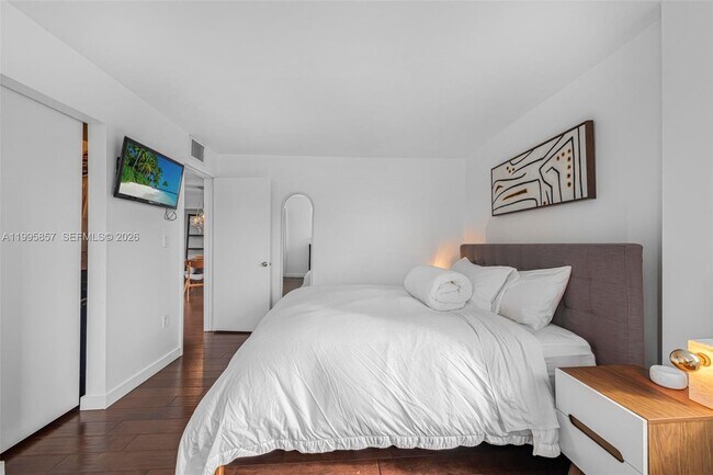 Building Photo - 1658 Bay Rd