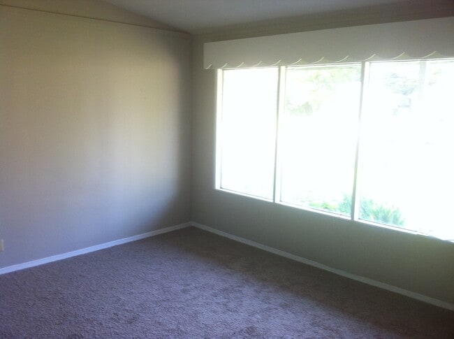 Building Photo - Very nice 3bed/1bath south side home w/ garage & fenced in back yard