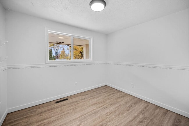 Building Photo - Beautiful South Valley Home! Available Now!