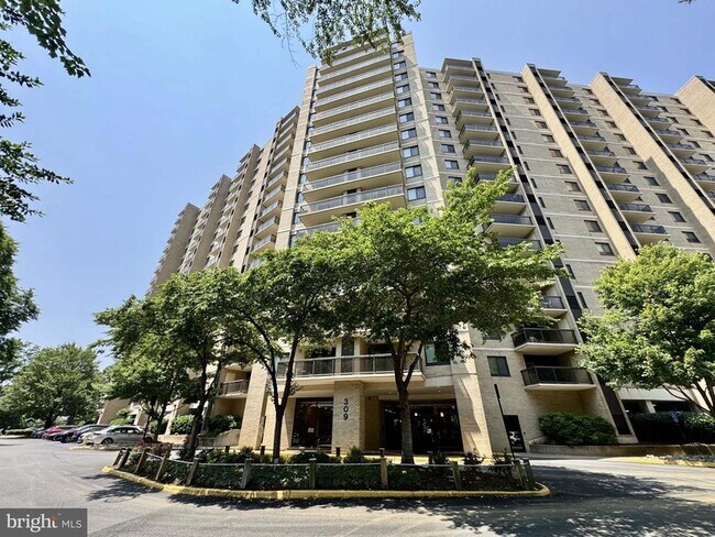 Building Photo - 309 Yoakum Pkwy
