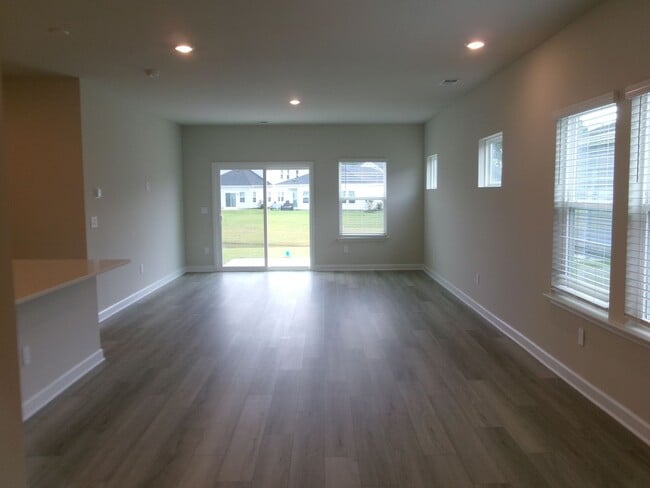 Building Photo - New pond view 5 bedroom, 3 bath home in Cl...