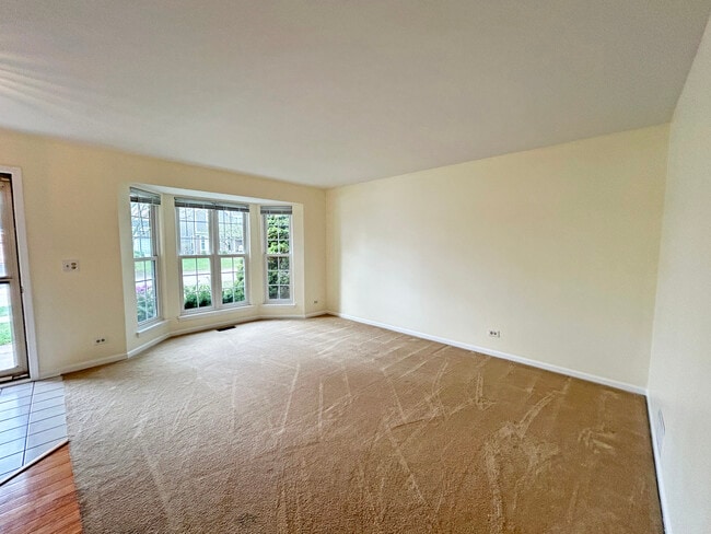 Building Photo - 6146 Golfview Dr