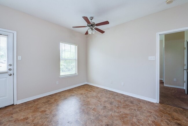 Building Photo - 3 Bed + 3 Bath - Spacious Townhome