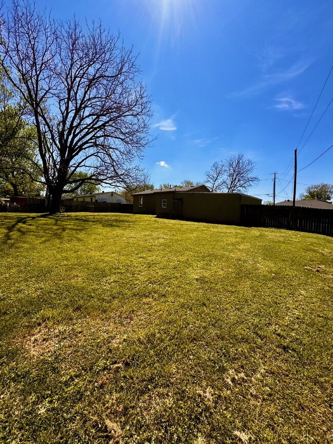 Building Photo - 803 E Greenfield St