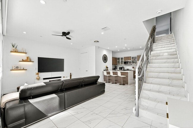 Building Photo - 1034 NE 18th Ave