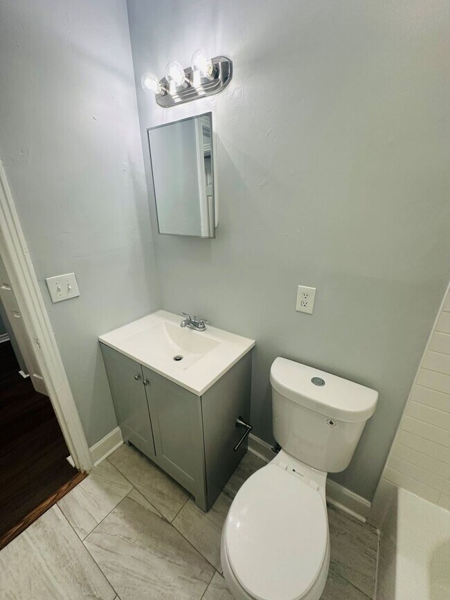 Building Photo - **Move in ready 3/1 Single Family home 32254