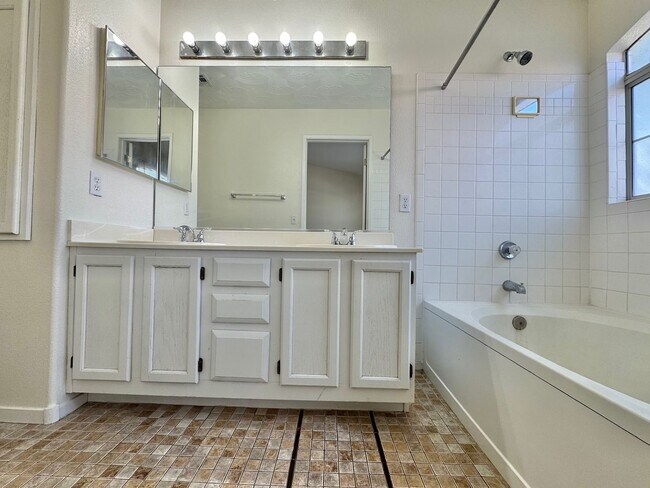 Building Photo - SPACIOUS 2 BEDROOM TOP FLOOR CONDO