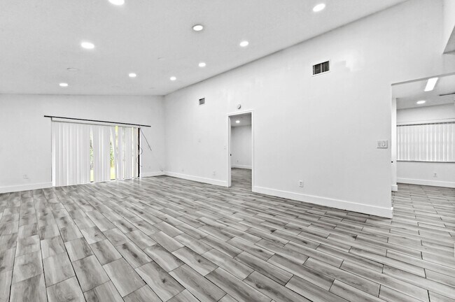 Building Photo - 1390 Summit Run Cir