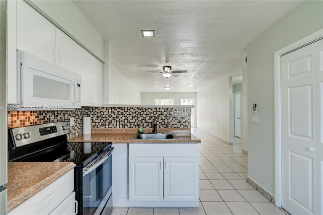 Building Photo - 201 SW 9th Ave