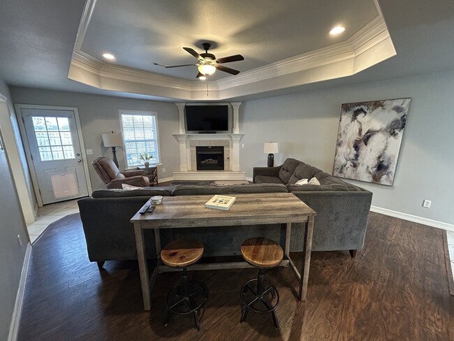 Building Photo - 4800 SW Golden Eagle Ave