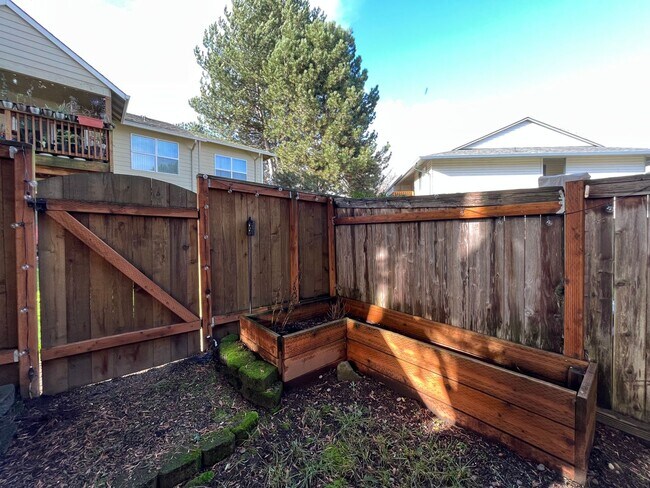 Building Photo - Super-Cute Townhouse! 3 bed + 2.5 baths w/ Fantastic Floor Plan! (A/C & Washer / Dryer included!)