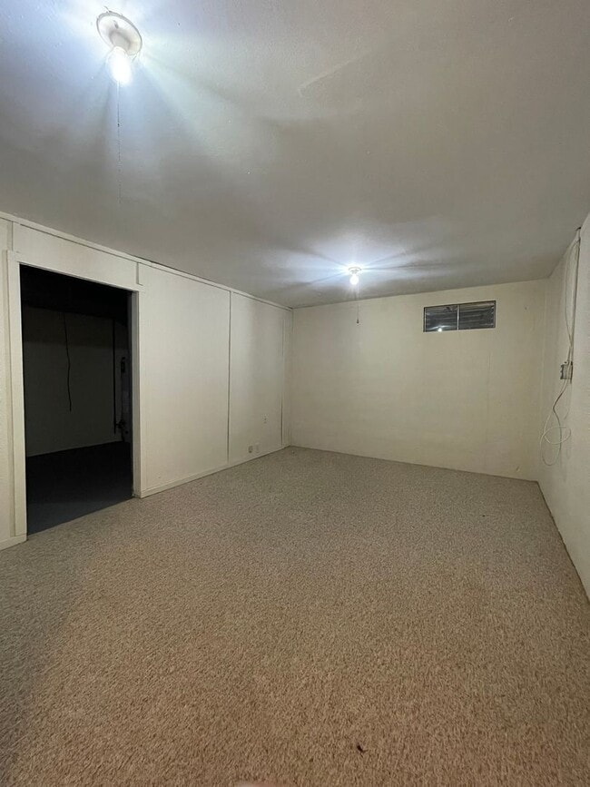 Building Photo - Three Bedroom Condo in Portage