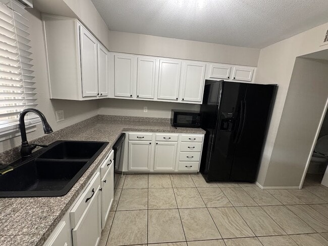 Building Photo - 6621 S La Rosa Dr