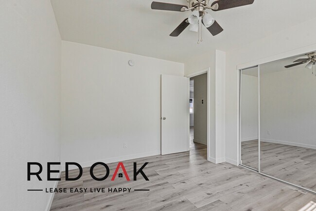Building Photo - 4652-4654 Grey Dr