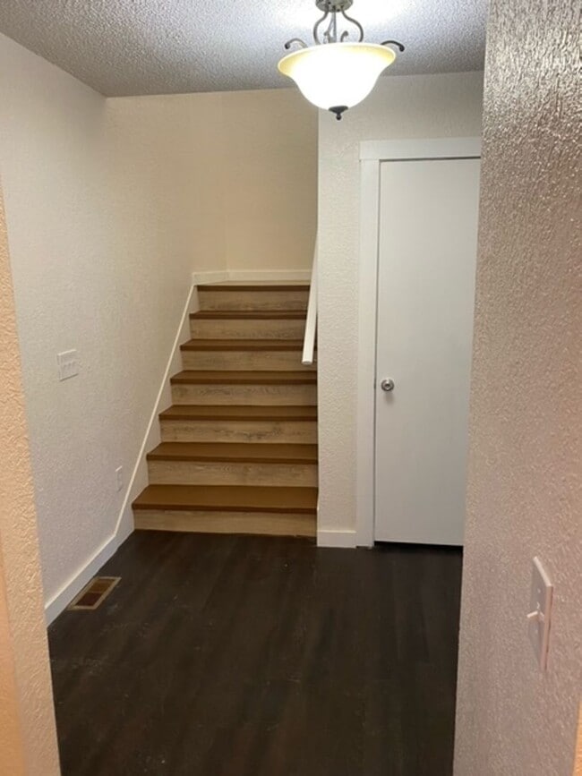 Building Photo - 145 Bohl Ave