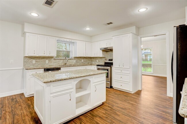 Building Photo - 5751 Creekbend Dr