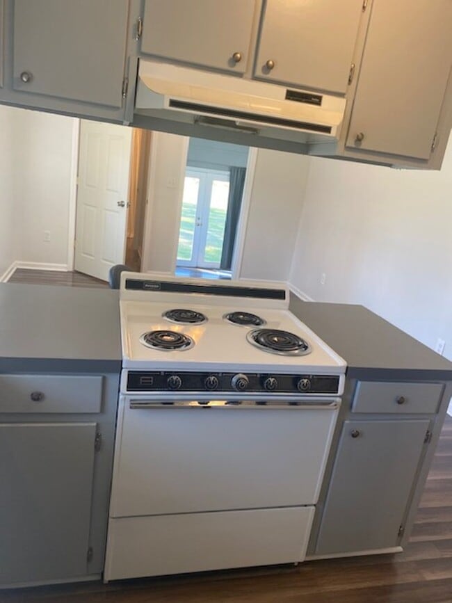 Building Photo - 3 bed 2 bath Brick Ranch