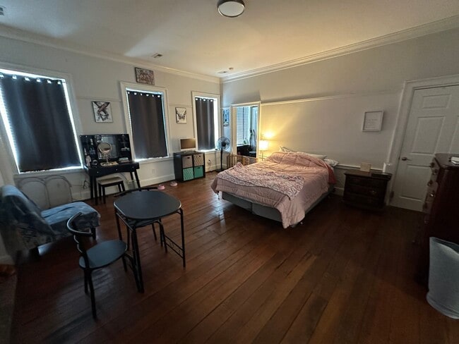 Building Photo - Charming Apartment is Downtown Fredericksburg