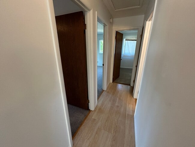 Building Photo - 5 Bed 2 Bath Home with 2 Car Attached Garage in Quiet Nice Neighborhood.