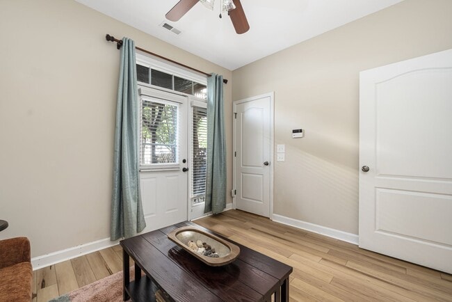 Building Photo - Stylish 3-bedroom townhome in Vermillion in Hustersville